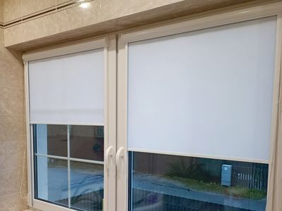 Рулонные шторы Роллайт 2 с направляющими в туалет в СПб